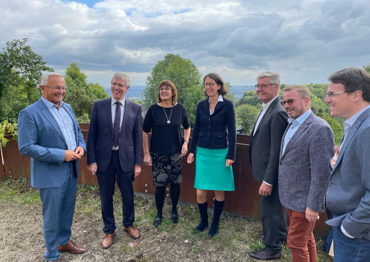 Zum Jubilum kamen viele Akteure hoch ber Neuwied zusammen, darunter die Naturpark-Vorsitzende Isabelle Frstin zu Wied (Mitte), Naturpark-Geschftsfhrerin Irmgard Schrer und Staatssekretr Dr. Erwin Manz. (Foto: KV Neuwied)