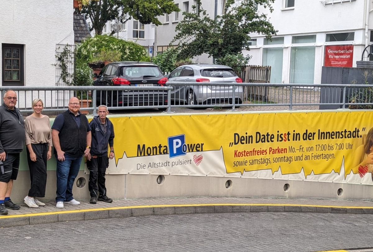 Von links: Jrg Klinger, Miriam Pehl, Oliver Krmer und Kurt Lenz vor der Einfahrt der Tiefgarage Altstadt I. (Foto: VG Montabaur)
