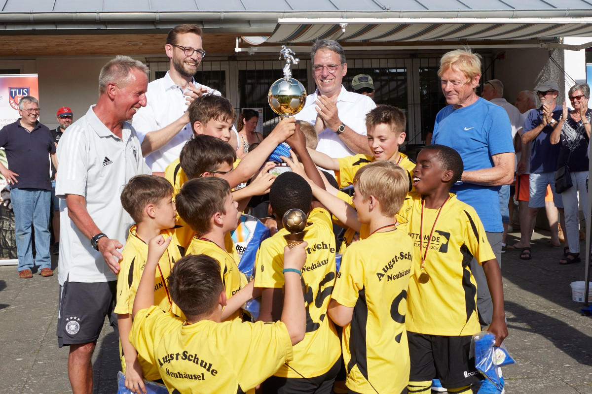 Die Grundschulmannschaft aus Neuhusel feiert den Pokal. (Fotos: Wolfgang Rabsch / Oliver Nitz)