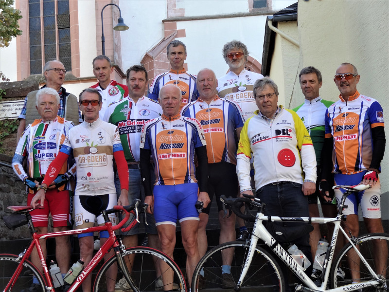 Vor der Treppe zur Wallfahrtskirche Maria Heimsuchung in Klausen stellten sich die Teilnehmer der Radlerwallfahrt zum Gruppenfoto. Foto: Privat

