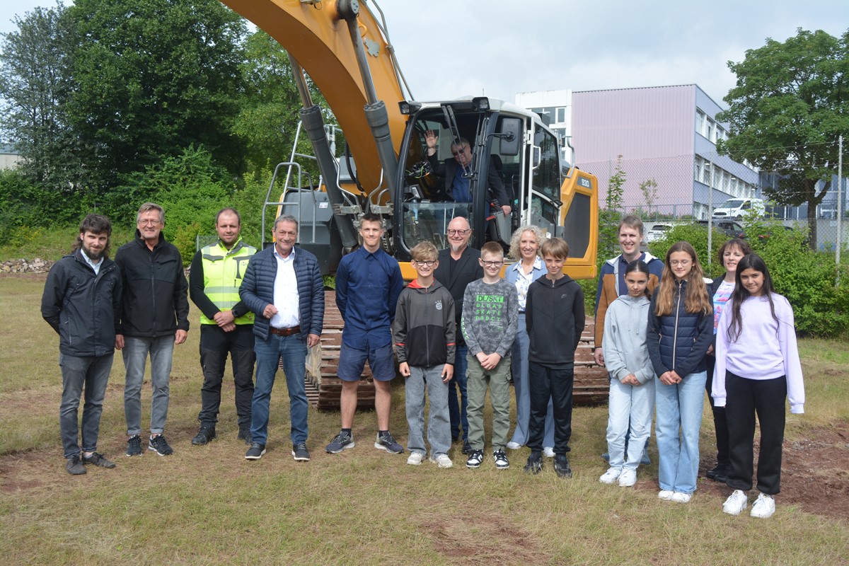 Den Spatenstich mit dem Bagger vollzogen. (Fotos: Wolfgang Rabsch)