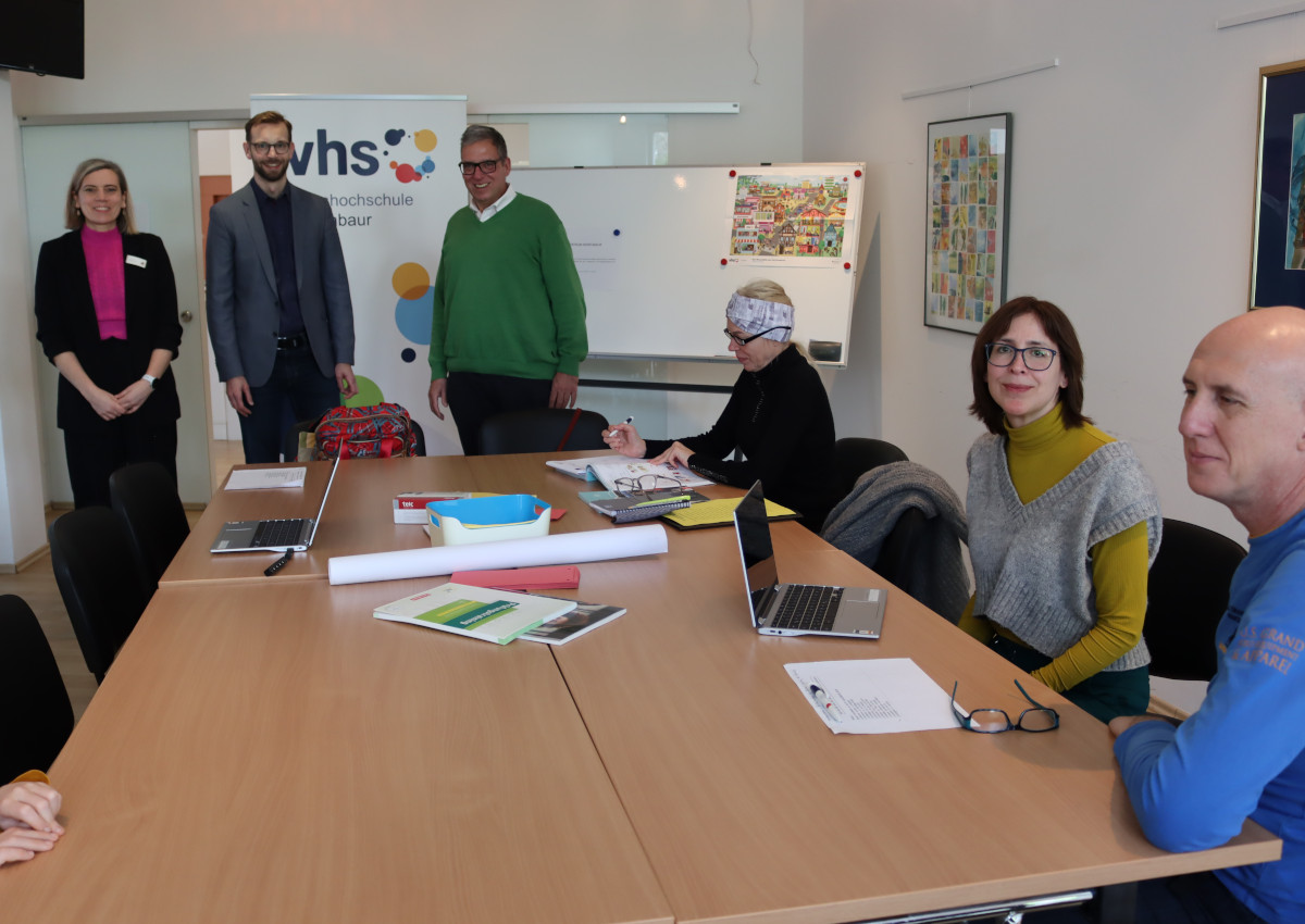 Von links: Caroline Albert-Woll, Leiterin der Volkshochschule Montabaur, zeigte Brgermeister Ulrich Richter-Hopprich und dem Ersten Beigeordneten Andree Stein die Rumlichkeiten- (Foto VG Montabaur/Holger Pritzsch)
