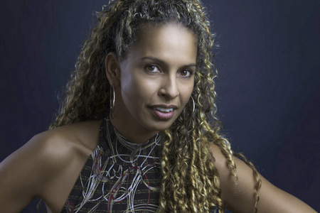 Mit ihrem Temperament und ihrer einzigartigen Stimme nimmt Monique Rocha die Zuschauer am 5. Mai mit auf eine musikalische Reise an den Zuckerhut. (Foto: Veranstalter)