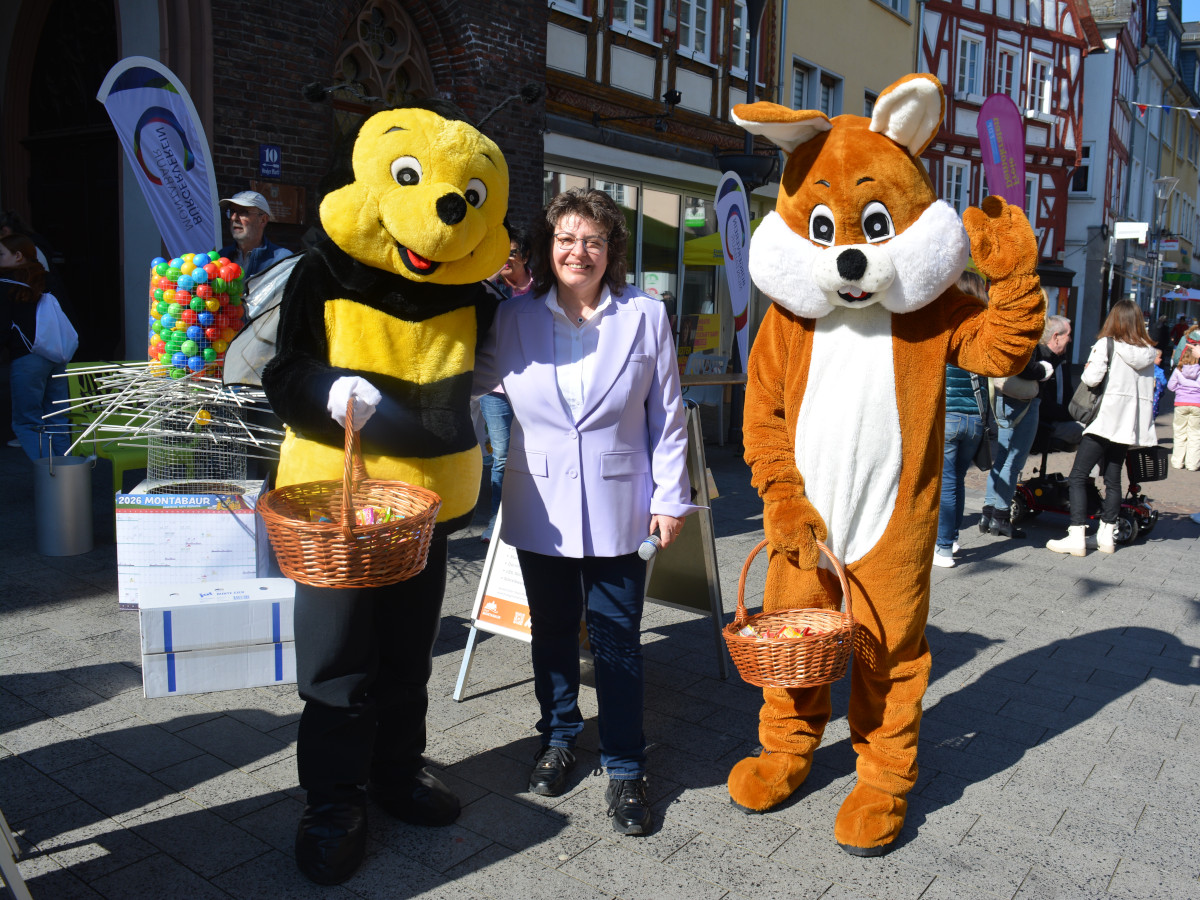 Stadtb�rgermeisterin Melanie Leicher mit Osterhase und Biene Maja. (Fotos: Wolfgang Rabsch)
