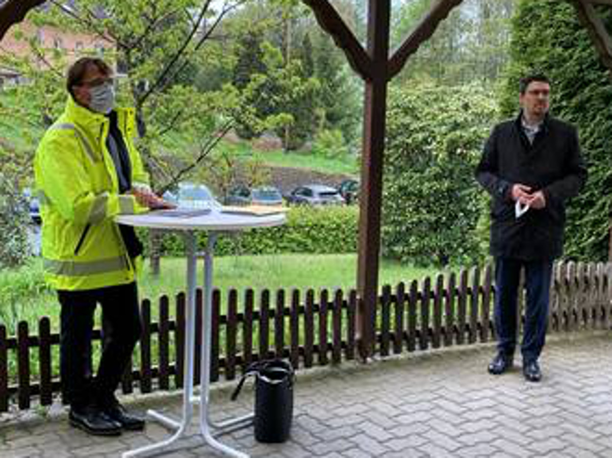 Geschftsfhrer Frank Schlieber (links) und Brgermeister Jrg Bukowski sahen sich das Montaplast-Testzentrum an. Foto: Privat