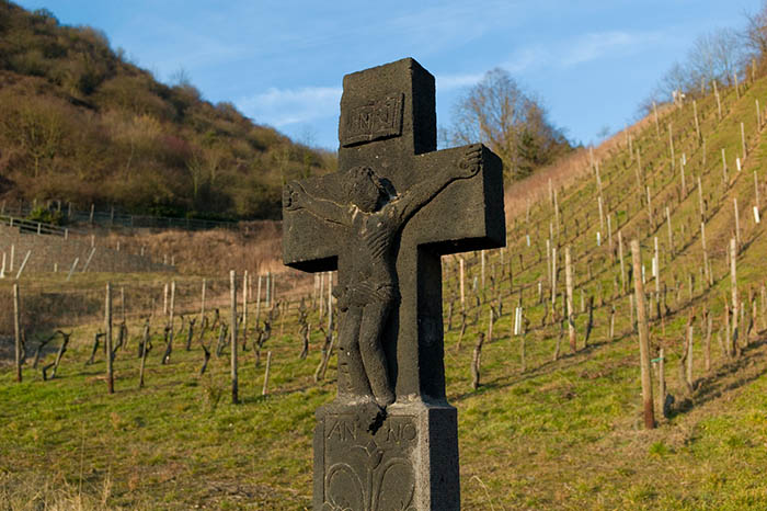 Das Mohrsche Mordkreuz am Olterbach: Hier wurde am 17. Oktober 1715 die 26jhrige Leutesdorferin Gertrud Mohr von einem gewissen Nicklas Kotzet umgebracht. (Mordgeschichten, 27. April). Fotos: Harald Stoffels  