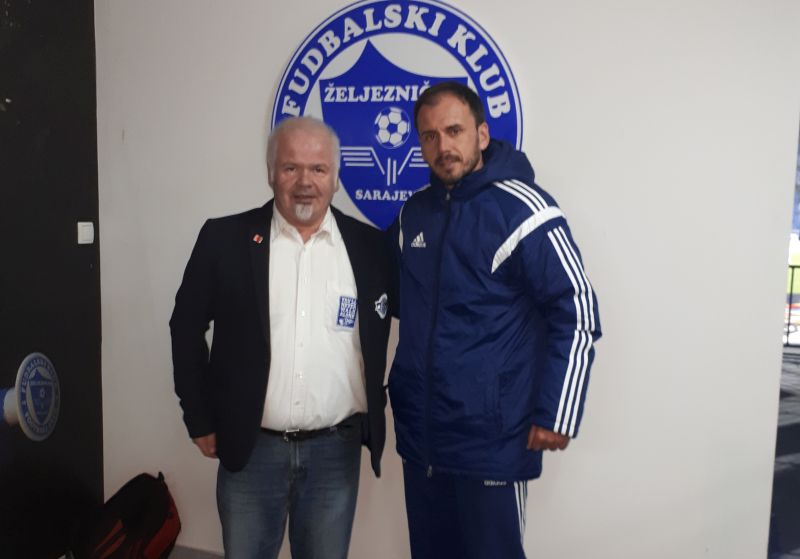 Cato im Stadion vom bosnischen Meister Zelejeznicar zusammen mit Anle Dzaka. Fotos: privat

