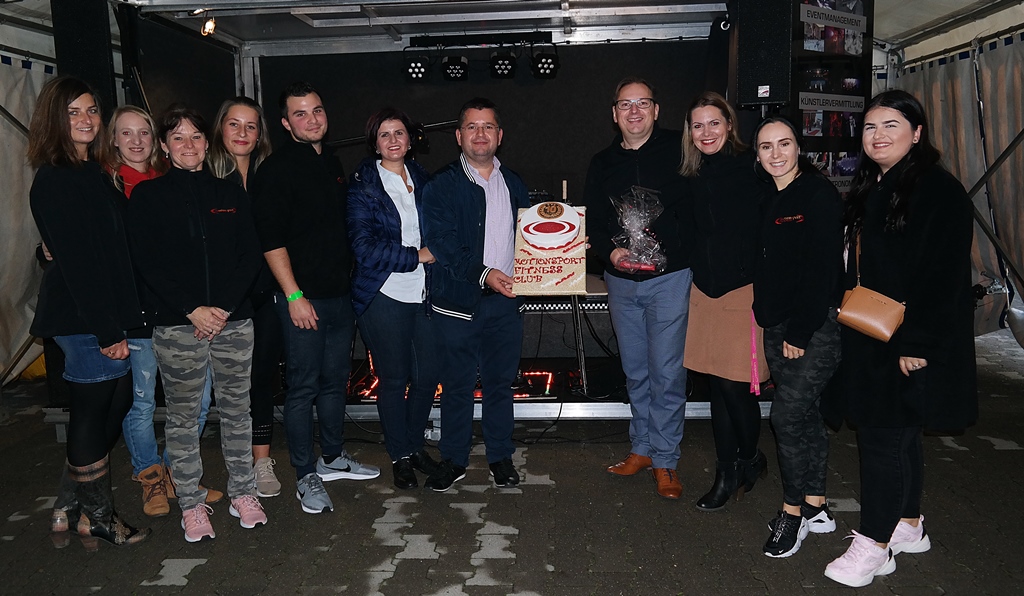 Das Team des Motionsport Fitness Clubs feierte das zehnjhrige Bestehen. Eine Jubilumstorte durfte natrlich nicht fehlen. (Fotos: rst) 