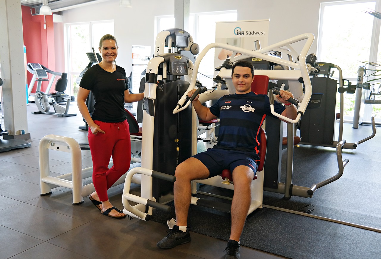 Training auf Abstand: Hane Ziba (l.) freut sich, nach zehn Wochen wieder Mitglieder im Motionsport Fitness Club begren zu drfen. (Foto: rst)