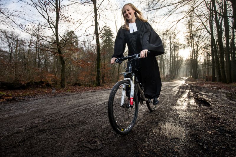 Nein  den Talar hat sie normalerweise nicht an, wenn sich Viola Minge auf ihren Drahtesel schwingt. Trotzdem: Fahrradfahren kann durchaus eine spirituelle Sache sein, glaubt die Vikarin und freut sich aufs Mountainbiken in der Passionszeit, das am 29. Februar startet. Foto: Peter Bongard