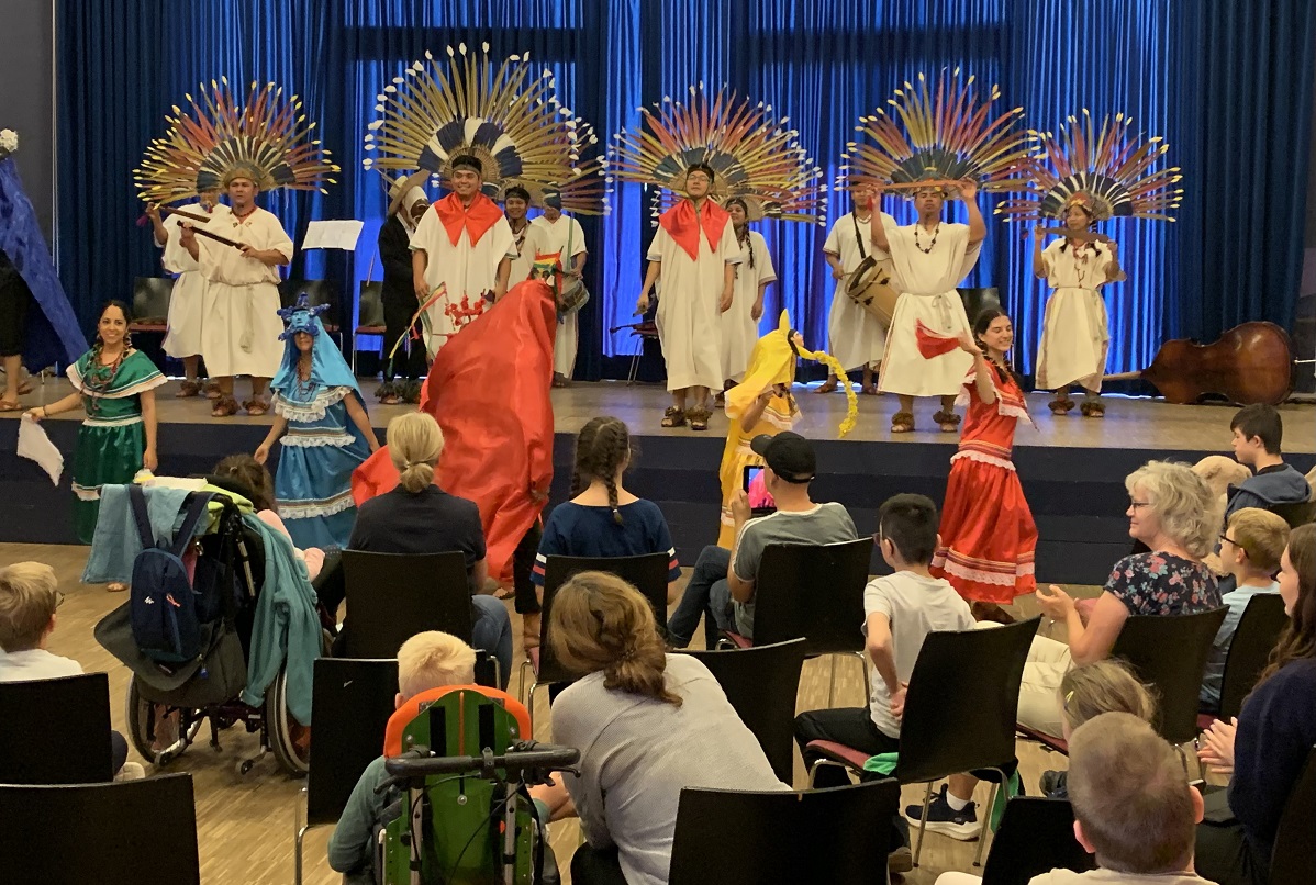Traditioneller Tanz beim Pdagogischen Konzert in der Christiane-Herzog-Schule (Foto: Heinrich-Haus-gGmbH)