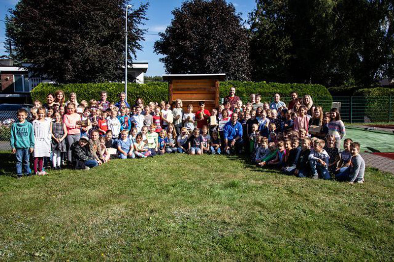 Die Grundschule Marienrachdorf hat ein neues Wildbienenhotel. Foto: Privat