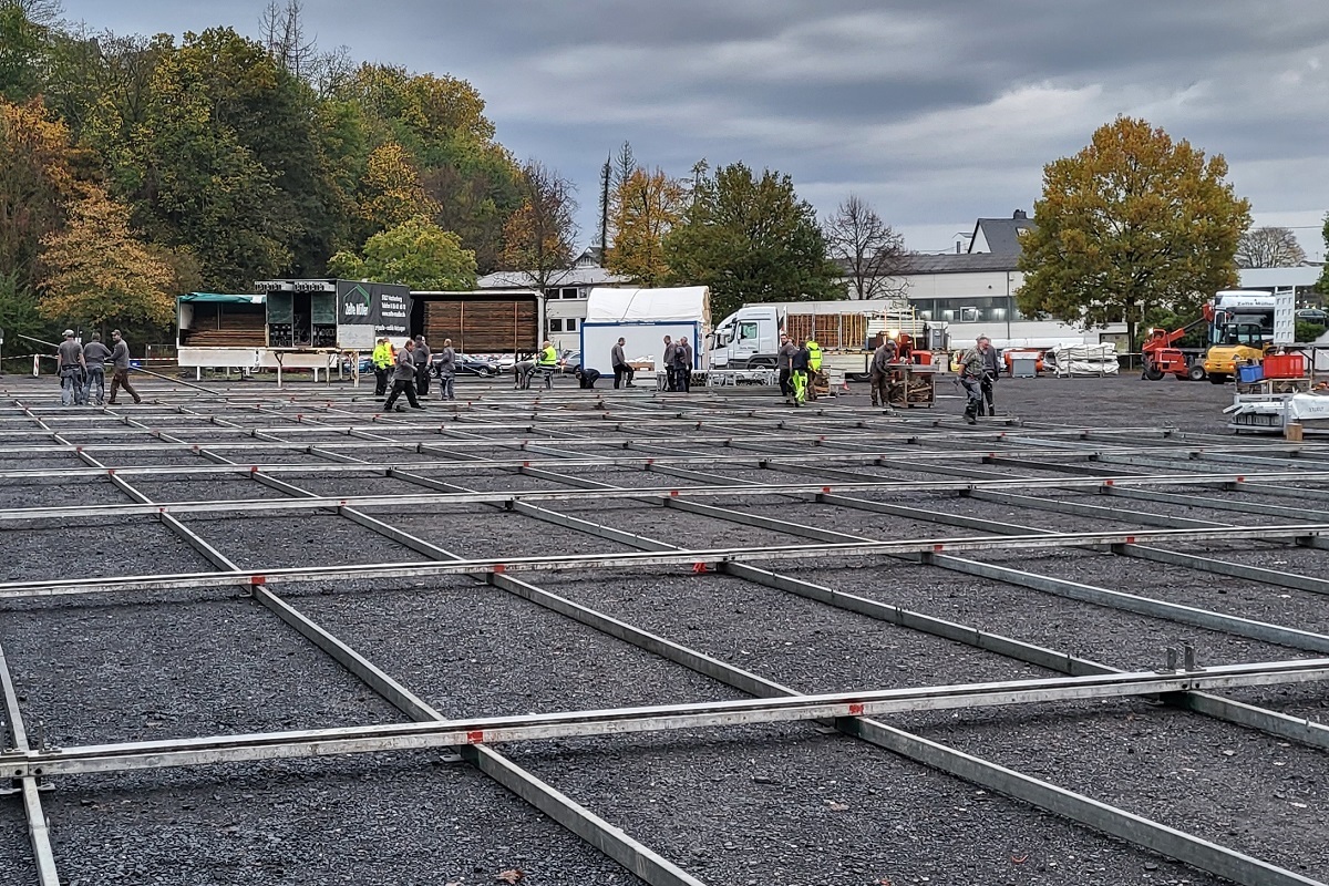 Beim Bauhof der Stadt Montabaur arbeiten alle Hand in Hand  im wrtlichen Sinne. Im Herbst wird alljhrlich das groe Bierzelt fr das Oktoberfest auf der Eichwiese aufgestellt. Dann ist fast das ganze Team im Einsatz. (Foto: Stadt Montabaur/Bauhof) 