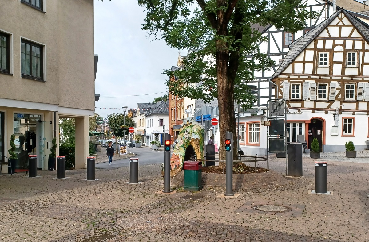 Die neue Polleranlage am Kleinen Markt wurde jetzt in Betrieb genommen. Sie gibt die Durchfahrt fr den Lieferverkehr am Vormittag automatisch frei. (Foto: Stadt Montabaur)