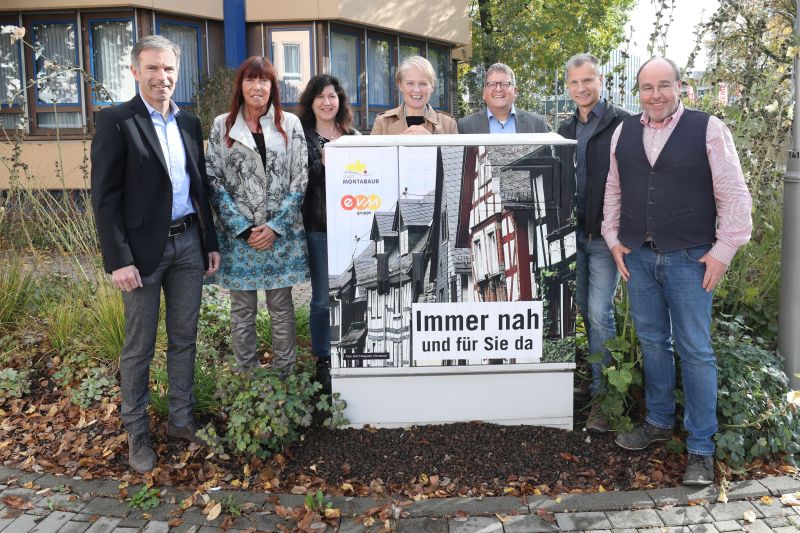 V.l.: Norbert Rausch, EVM; Karin Maas, Tourist-Info; Monika Decker, Stadtmarketing; Stadtbrgermeisterin Gabi Wieland, Jrgen Zimmer und Uwe Kaltbeitzer von ENM sowie Olaf Nitz, Nitz-Fotografie. Foto: Nitz Fotografie