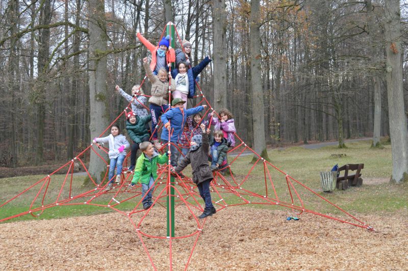 Die Schler der Waldschule in Horressen testeten das neue Klettergerst auf dem Waldspielplatz. Ihr Urteil: Voll cool! Bild: Ingrid Ferdinand