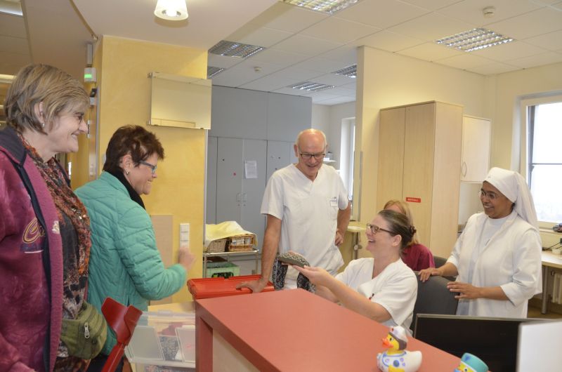 Groe Freude auf allen Seiten bei der bergabe der gestrkelten Mtzen. Fotos: Krankenhausgesellschaft St. Vincenz