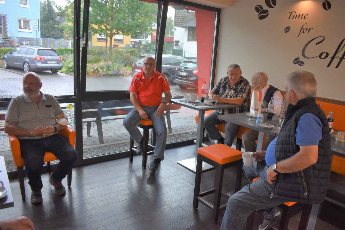 Ihr frischmarkt in Mndersbach beherbergt auch regelmig eine erlesene Herrenrunde. (Fotos: Wolfgang Rabsch)