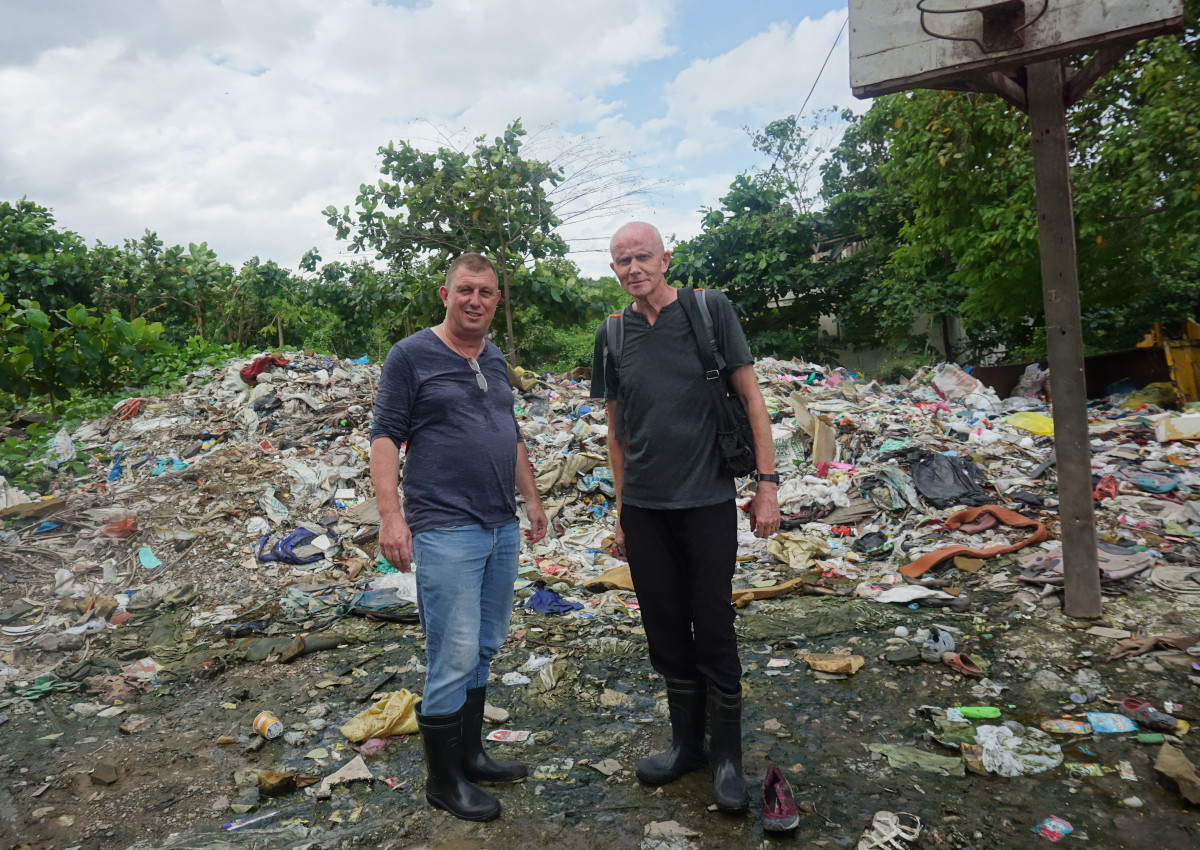 Das Bild zeigt Prof. Dr. Heinz Kulke (rechts), der die verschiedenen Hilfsprojekte in Cebu koordiniert und Matthias Merzhuser, Vorsitzender von Pro-Fil bei einem Rundgang auf einer der vier grten Mlldeponien in Cebu/Philippinen. (Foto: Pro-Fil - Hilfe fr Kinder in Not e.V.) 