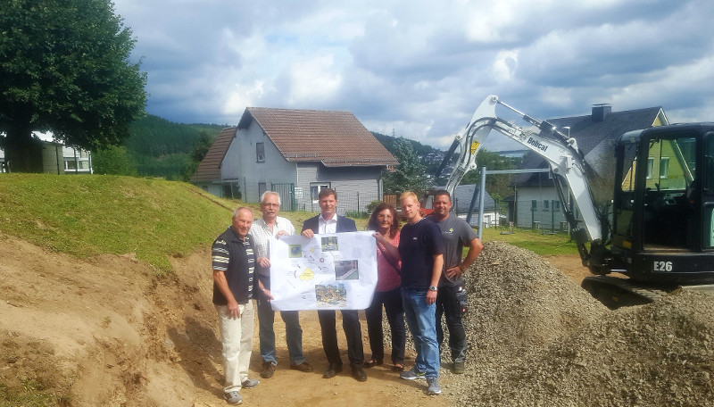 Die Gemeindespitze von Mudersbach traf sich beim Spielplatz, der bis Ende des Monats neu gestaltet sein soll. Foto: Privat