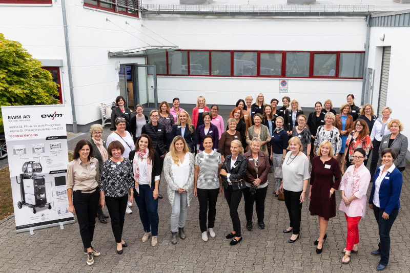 Mehr als 40 Unternehmerinnen begrte die EWM AG jetzt bei der IHK-Netzwerkveranstaltung Unternehmerinnen besuchen Unternehmerinnen in ihren Rumlichkeiten in Mndersbach. (Foto: EWM AG) 