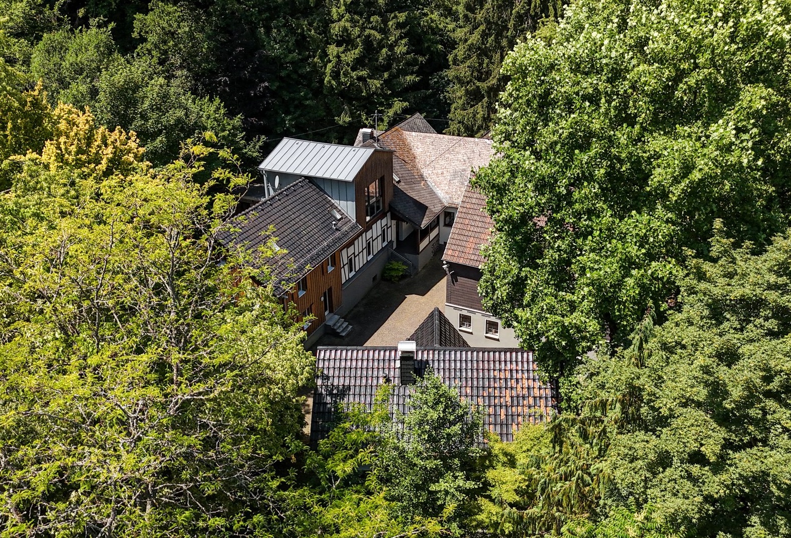 Helmerother Mhle: Jahrhunderte alte Hofanlage im Westerwald steht zum Verkauf 