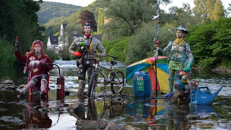 Unter dem Titel Future Kids get angry: Fundstcke vom Ufer der Sieg sind Bechers Objekte zu bestaunen. (Foto: Becher)