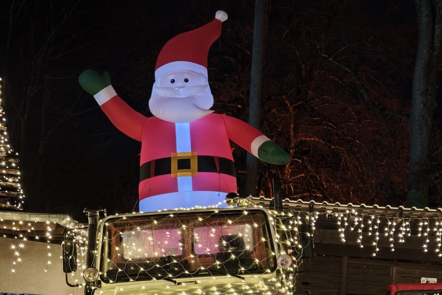 Weihnachtsfeeling in Oberwambach: Michael "Muli" M�ller lud wieder zur "Gl�hweinbude"