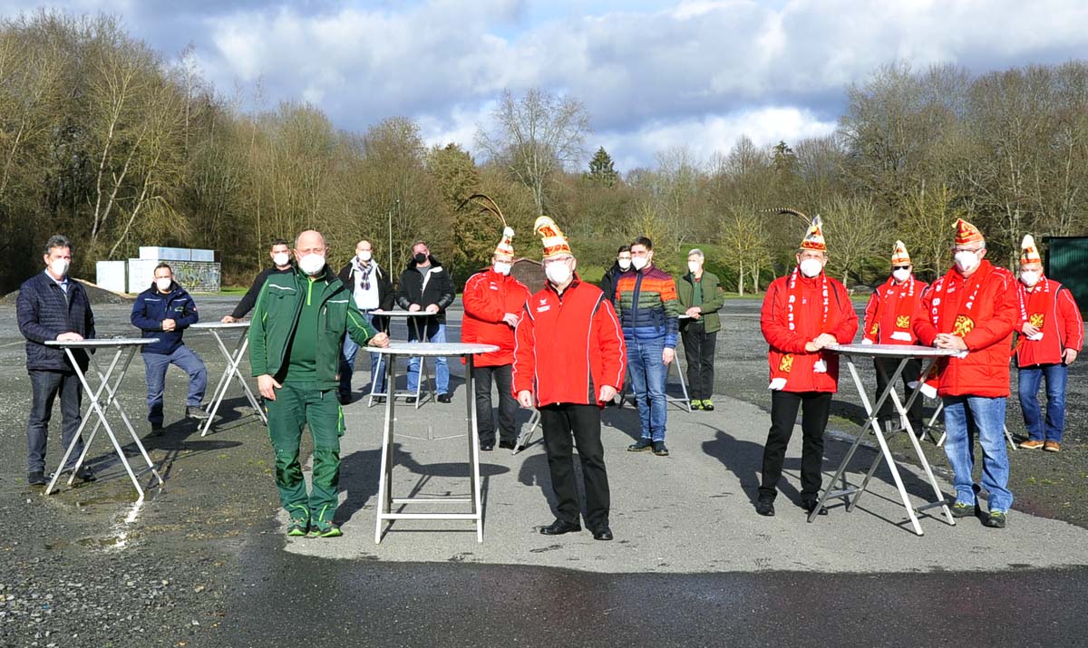 Die Teilnehmer der Veranstaltung auf dem Weyerdamm schauen nach vorne. (Foto: kk)