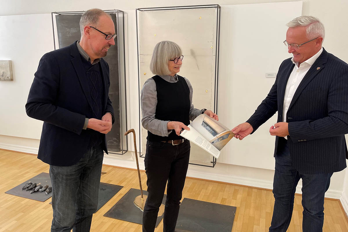 Beeindruckt zeigte sich Landrat Achim Hallerbach von den im Roentgen-Museum gezeigten Werken der Knstlerin Christel Hermann. Auch Museumsdirektor Bernd Willscheid ist angetan  sowohl von der Kunst, als auch den bisherigen Besucherzahlen. Foto: Museum