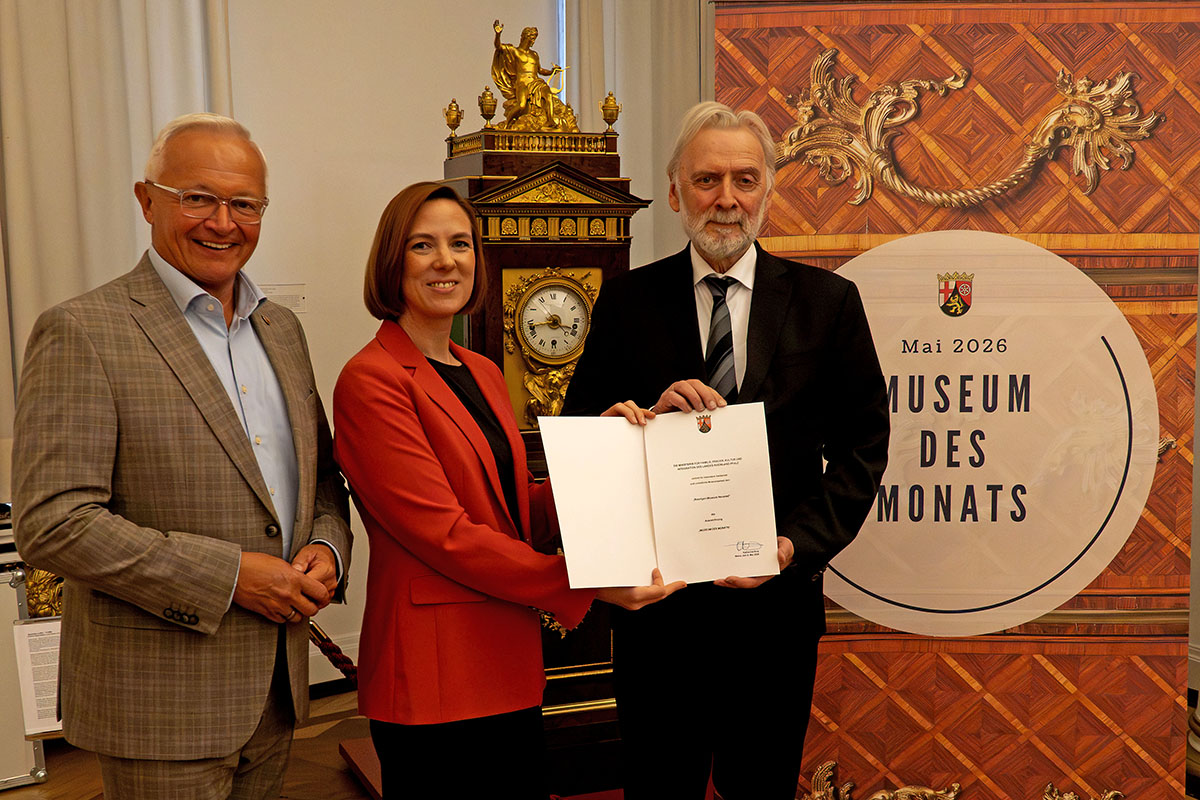 Von Links: Landrat Achim Hallerbach, Museumsdirektorin Jennifer Stein und Prof. Dr. J�rgen Hardeck. Fotos: Wolfgang Tischler