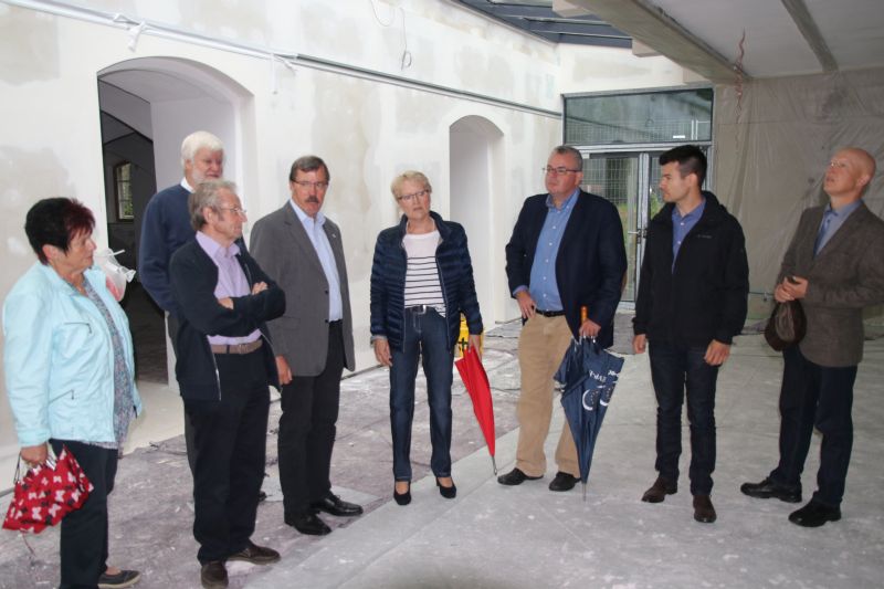 CDU-Bundestagsabgeordneter Dr. Andreas Nick (3.v.r.) und CDU-Stadtbrgermeisterkandidat Stefan Leukel (2.v.r.) informierten sich ber die Arbeit und den Stand der Baumanahmen beim Landschaftsmuseum in Hachenburg. Foto: CDU Hachenburg