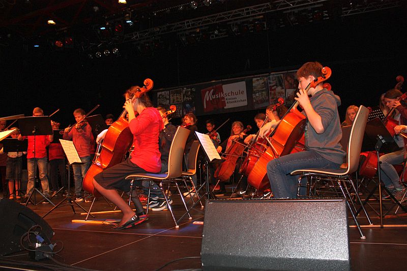 Eine tolle Akustik boten die rund 60 Musikschler im Streichorchester Foto: jkh