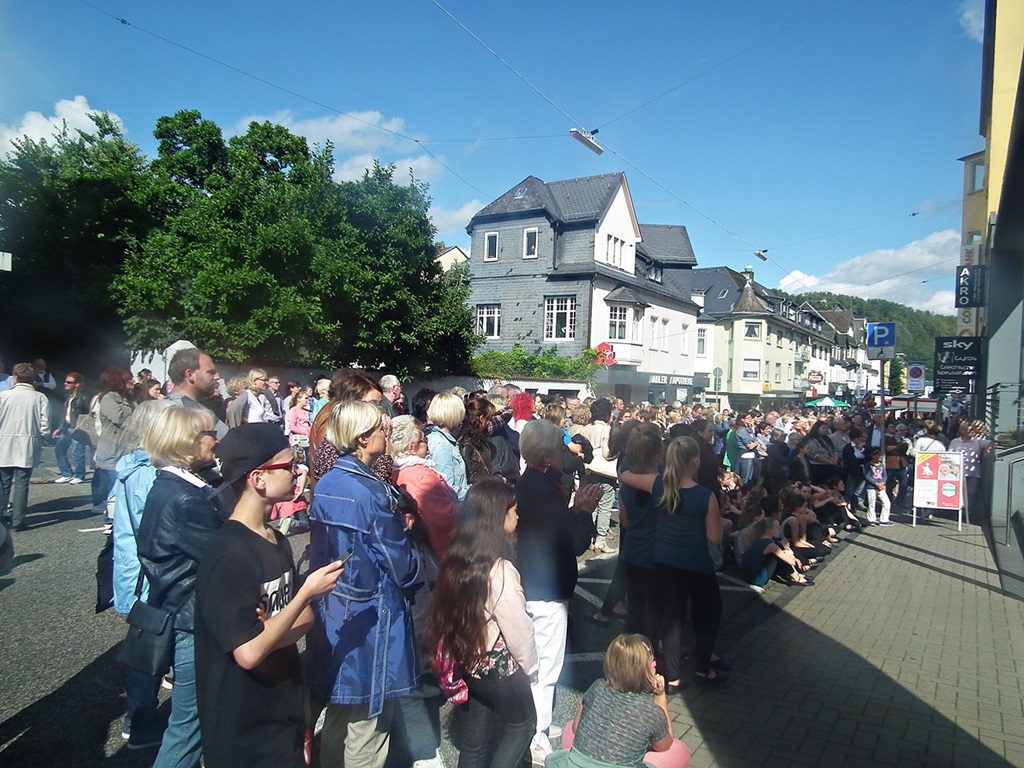 Hunderte Besucher kamen zur Modenschau im Rahmen von Musik & Shopping in Wissen. Fotos: Regina Steinhauer 