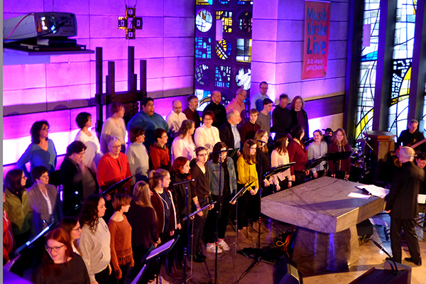 Rock und Pop in der Kirche zelebrierten im Stadtteil Block Kantor Peter Uhl, und ein Projektchor vor voll besetztem Haus. Foto: Hans Hartenfels