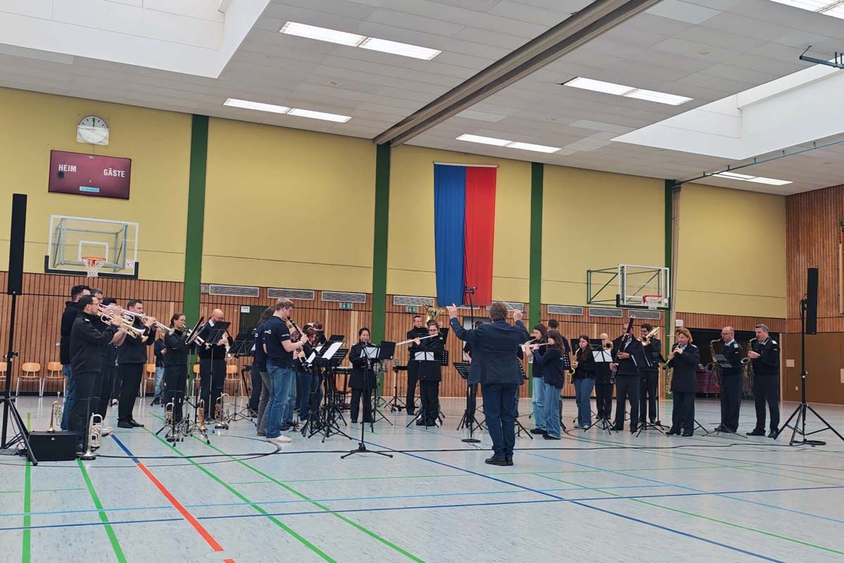 Zum Abschluss spielten die Ensembles des Musikkorps gemeinsam mit der Blserklasse (Bilder: kk)