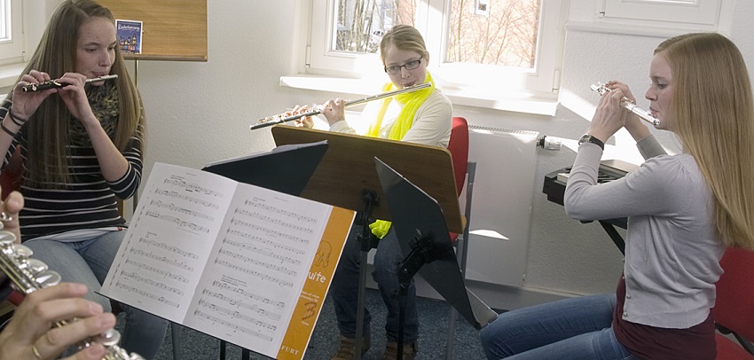 Nach den Sommerferien zieht in der Kreismusikschule endlich wieder Musik und Leben ein, der Unterricht luft unter Beachtung der Corona-Regeln in allen Unterrichtsorten weiter. Viele der neuen Kurse fr Kinder aller Altersgruppen freuen sich noch ber kleine Nachwuchsmusiker. Auch im Instrumental- und Gesangunterricht gibt es noch freie Pltze. (Foto: Kreismusikschule) 