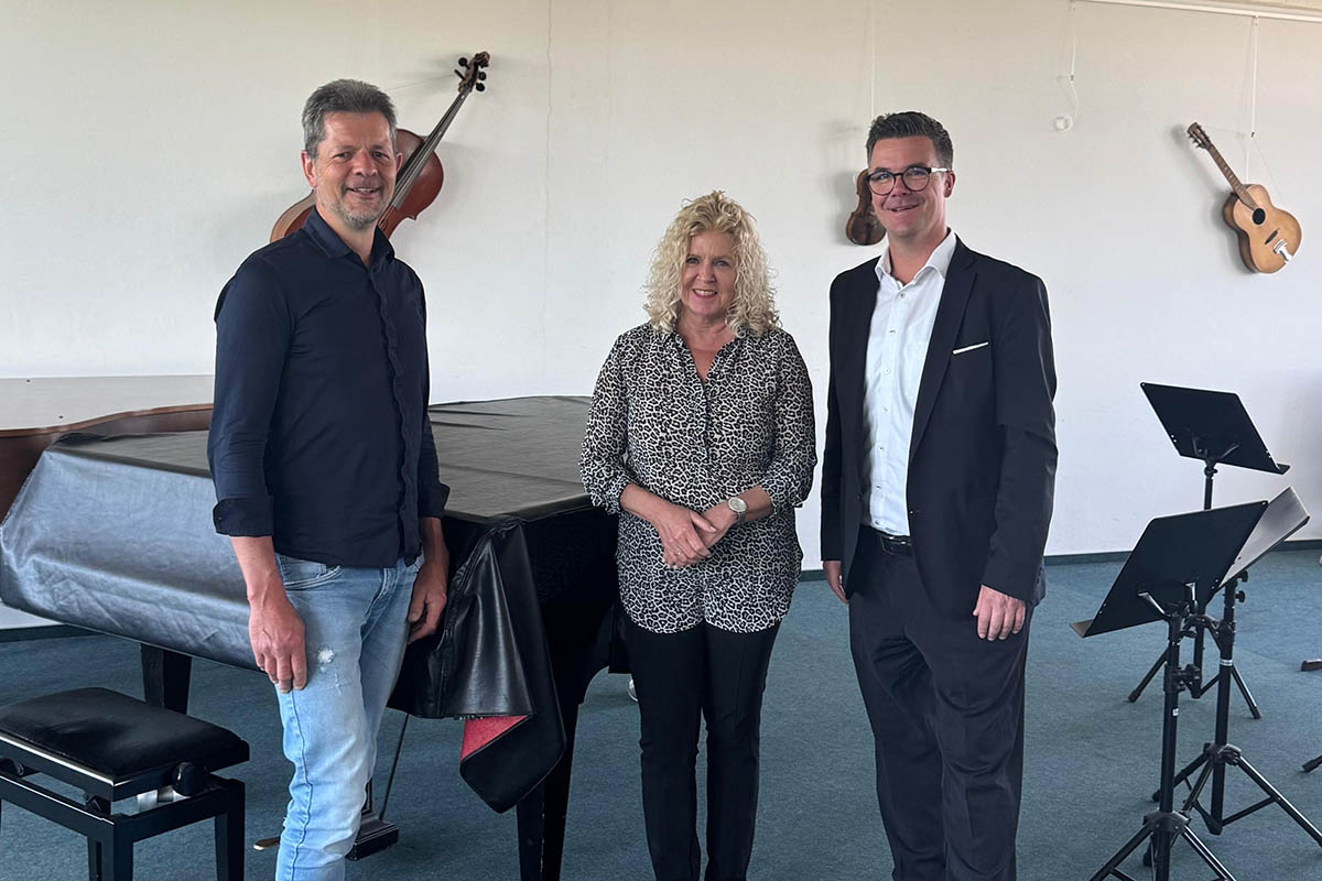 Von links: Musikschulleiter Martin Geiger, Brgermeister Peter Jung und VHS-Leiterin Jutta Gnther, die sich eben diesem Appell anschlieen. Foto: Stadt Neuwied / Ulf
Steffenfauseweh