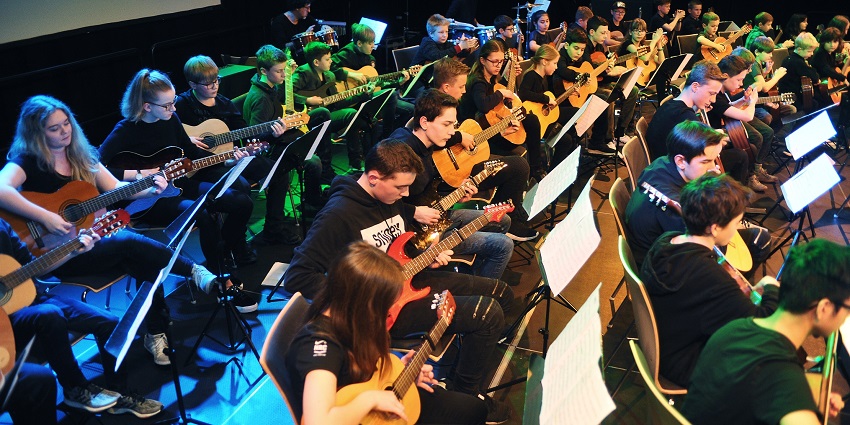 Die Kreismusikschule ldt am 7. Juni zum groen Musikschulkonzert ins Wissener Kulturwerk. Ein groes Gitarrenorchester und viele andere Ensembles und Instrumentalisten haben tolle und abwechslungsreiche vorbereitet. (Foto: Kreisverwaltung Altenkirchen) 