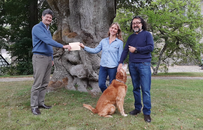 Nikolaus Graf von Hatzfeldt (l.) berreicht die Spende an Michaela Weyand und Eduardo Cisternas zur Untersttzung der Musikschule EPA in Chile. (Foto: Hatzfeldtsche Verwaltung) 