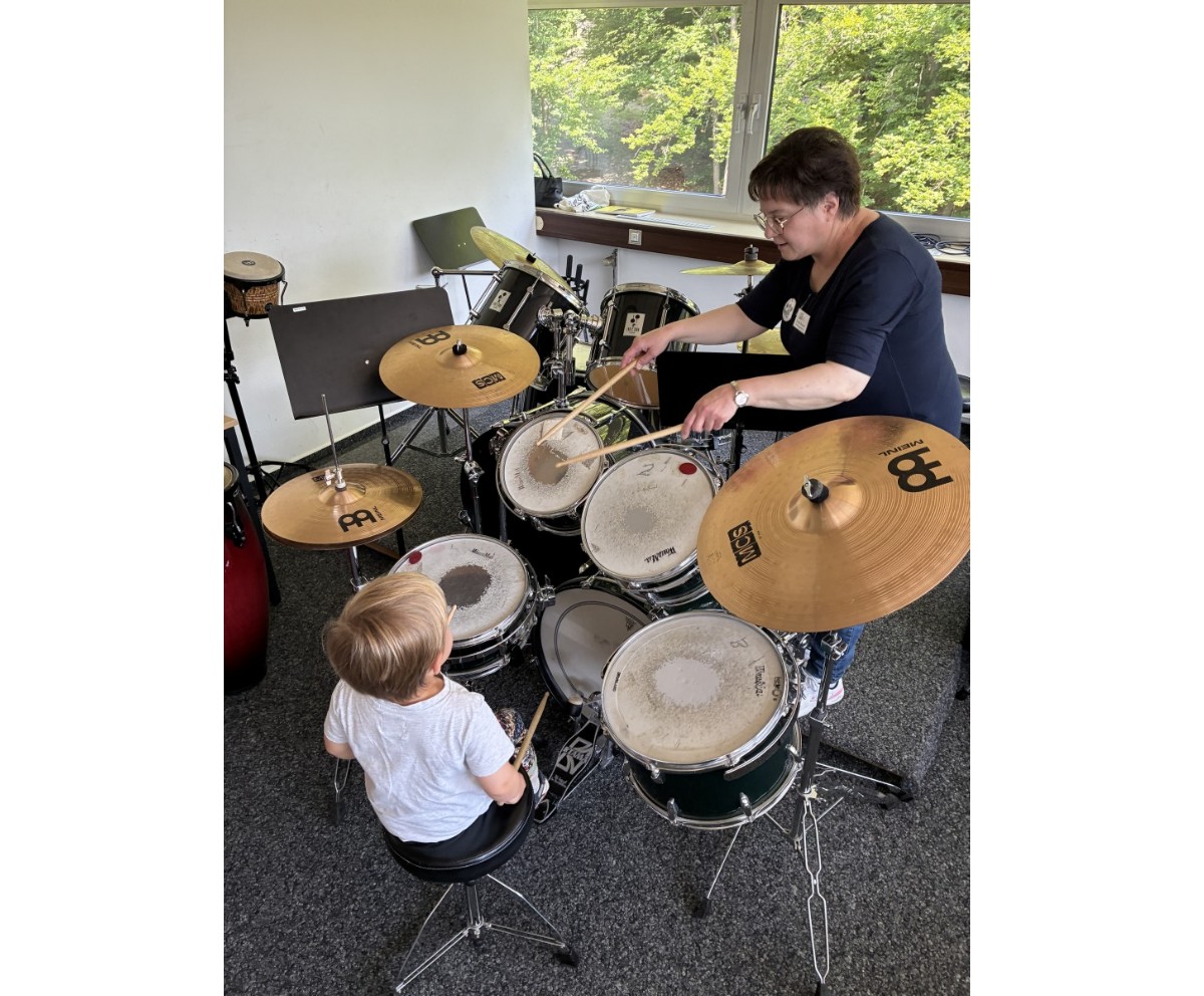 Ob Gitarre, Fl�te, Schlagzeug oder viele andere Instrumente: Beim Infotag der Kreismusikschule am Samstag, 30. Mai, in Altenkirchen, Betzdorf-Kirchen und Wissen beantworten die Lehrkr�fte gerne alle Fragen zum Wunschinstrument. (Foto: Kreisverwaltung / Stefanie Neuhoff)