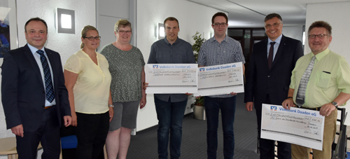 Von links: Vorstandsmitglied der Volksbank Daaden Dieter Stricker, Daniela Weienfels, Sabine Weber und Timo Hlzemann von der Daadetaler Knappenkapelle, Johannes Patt vom Dermbacher Musikverein, Vorstandsmitglied der Volksbank Daaden Hans-Joachim Buchen sowie Hubert Latsch vom Bollnbacher Musikverein Herdorf. Foto: Voba