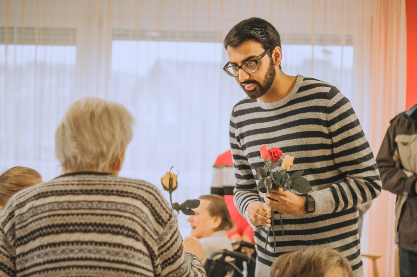 Muslime verteilten Rosen in Seniorenheimen