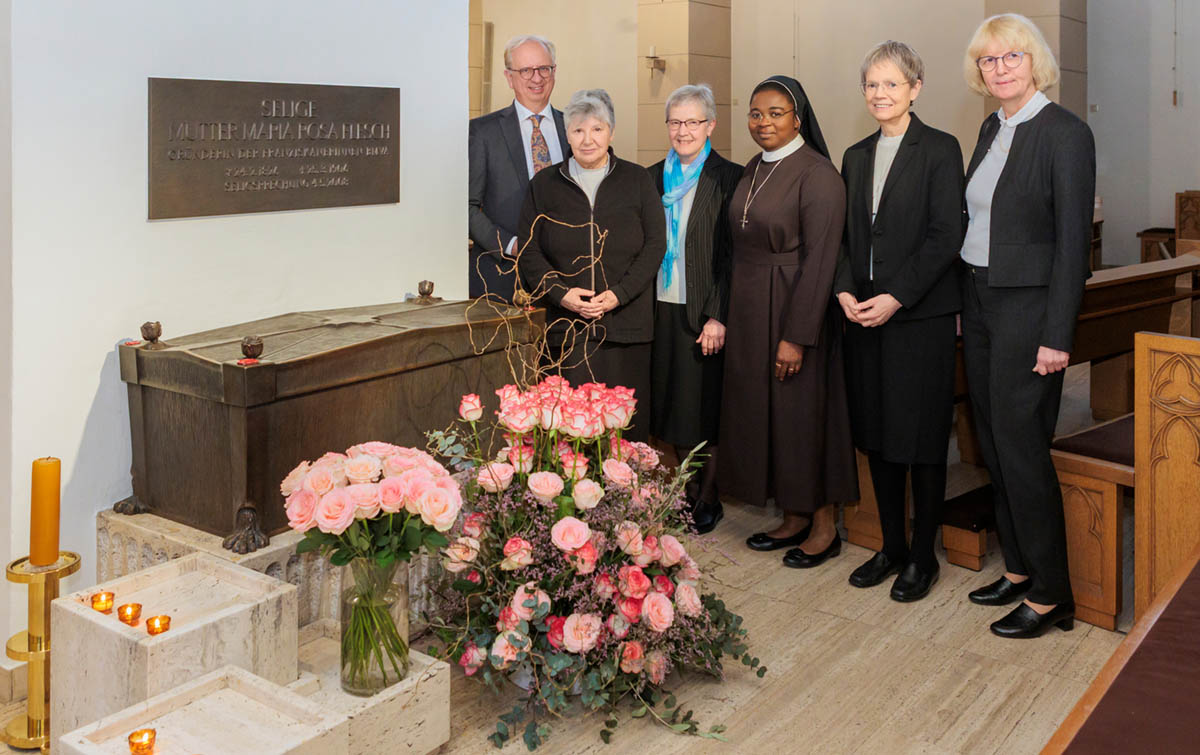 Die Ordensleitung mit Generaloberin Sr. M. Michaele Rohde (2. von rechts), Sr. M. Diane Tobossi (3. von rechts), Sr. Gerlinde-Maria Gard (3. von links) und Sr. Jutta Maria Musker (2. von links) zusammen mit Dr. Heinz-J�rgen Scheid, dem Vorstandsvorsitzenden der Marienhaus Stiftung, und Birgitta Lorke, der Vorsitzenden des Aufsichtsrats der Marienhaus GmbH, am Sarkophag der Seligen Mutter Rosa Flesch.   Foto: Joachim Gies