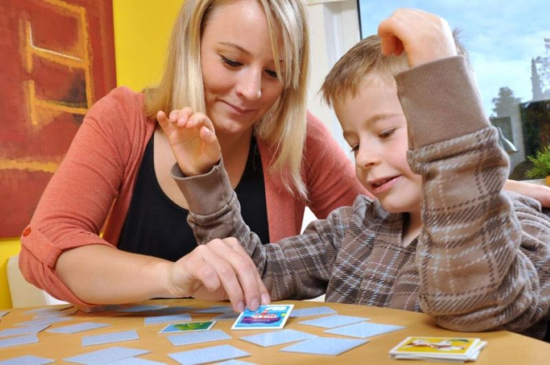 Zum Glck fllt Mama und Papa meistens was ein, wenn den Kindern daheim mal richtig langweilig ist, weil keine Freunde kommen drfen und Besuche bei Oma und Opa ebenfalls verboten sind. Aber manchmal gibt es doch Probleme. Hier bietet der Kinderschutzbund Aufmerksamkeit, Zeit und guten Rat an - per Mail und Telefon. Foto: Adobe