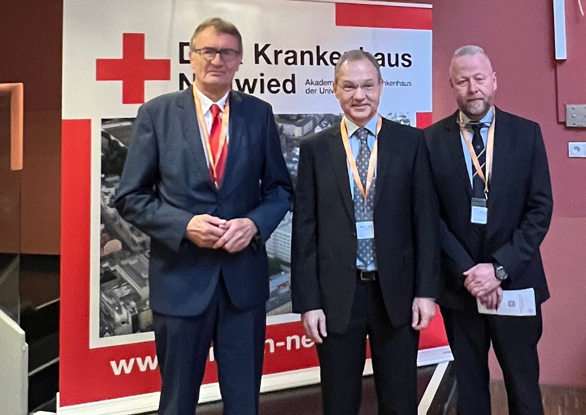 DRK Landesprsident Rainer Kaul, Prof. Thomas Marth und Prof. Jens Standop (von links) bei der Fortbildungsveranstaltung des Bauchzentrums im Neuwieder Heimathaus.
(Foto: DRK Krankenhaus Neuwied)