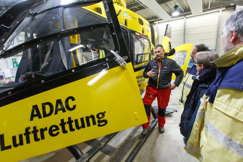 Marcus Federowitz ist einer der Piloten des Rettungshubschraubers Christoph 23" und erklrt den Besuchern der Notfallseelsorge, wie gefhrlich die Flge oft sind. Fotos: Peter Bongard