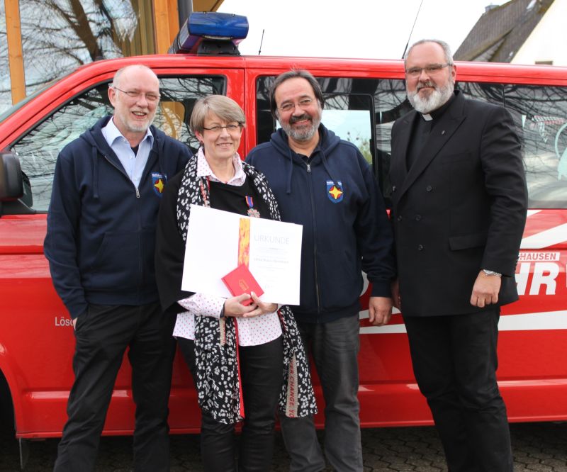 V.l.: Bezirksreferent Stephan Geller, Pastoralreferent Rainer Dmgen und Dekan Dr. Axel Wengenroth freuen sich mit Pfarrerin Ulrike Braun-Steinebach ber die Auszeichneung der Feuerwehr. Fotos: Sabine Hammann-Gonschorek