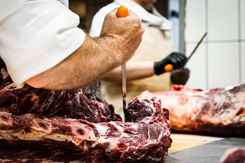 Wer in der Schlachtung, Zerlegung und Verarbeitung von Fleisch arbeitet, macht einen Knochenjob. Die Gewerkschaft NGG ruft Bundestagsabgeordnete aus der Region dazu auf, sich in Berlin gegen Missstnde in der Branche einzusetzen. Foto: NGG