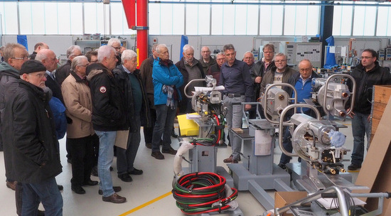 Aufmerksame Besucher folgen den Ausfhrungen des Technischen Leiters Artur Quarz. (Foto: MGV Zufriedenheit) 